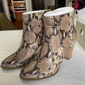 Ann Klein Niccie Heeled ankle boot, size 7.5, Snake print, Color- smoke multi